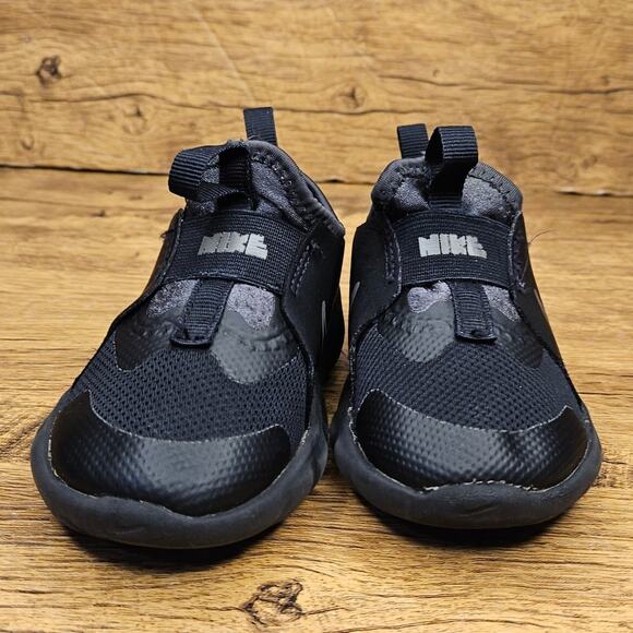 Nike Flex Runner 2 Triple Black slip on sneaker size 6 childs - Picture 8 of 9